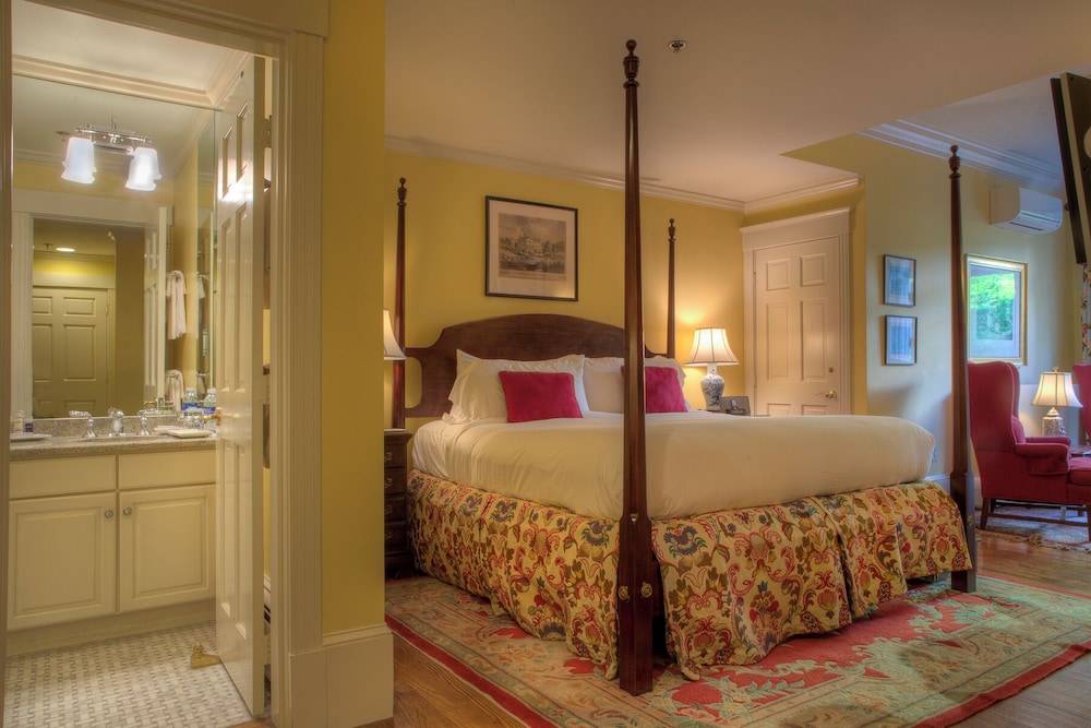 King Courtyard Suite photo 2