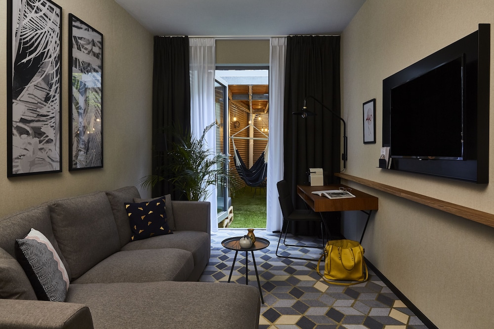 Suite, 1 Double Bed, Courtyard View - Photo 4