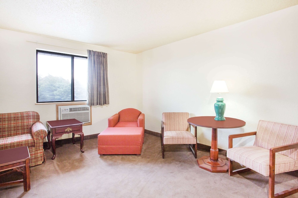 Studio Suite, 1 King Bed, Non Smoking photo 2
