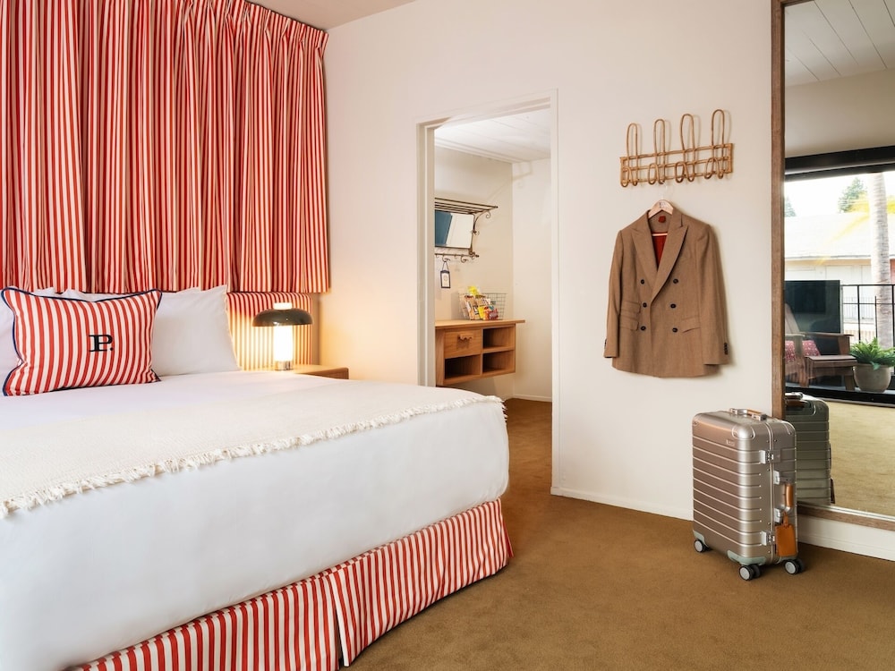 Deluxe Room, 1 King Bed, Terrace photo 3