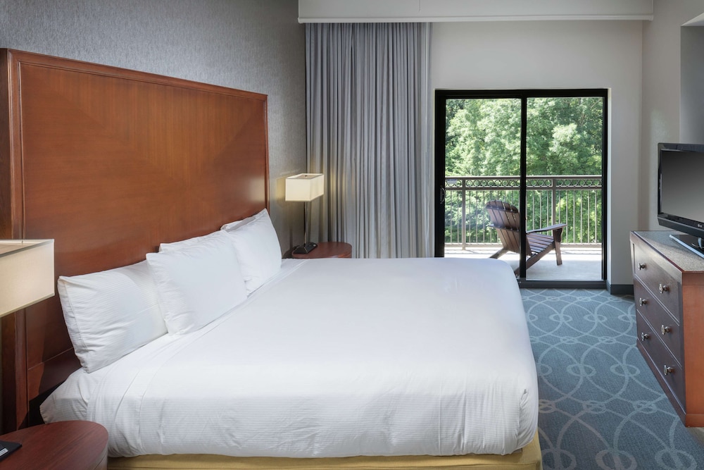 Premium Suite, 1 King Bed, Non Smoking, Balcony photo 2
