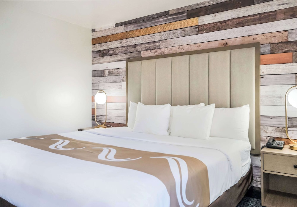 Standard Room, 1 King Bed, Balcony - Photo 3