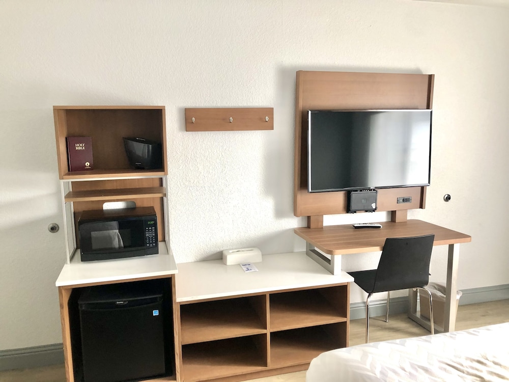 Room, Multiple Beds, Non Smoking - Photo 13
