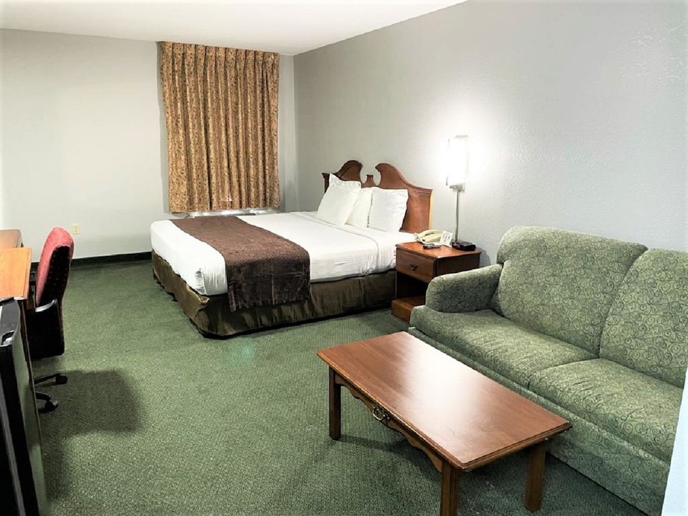 Room, 1 King Bed, Smoking - Photo 5