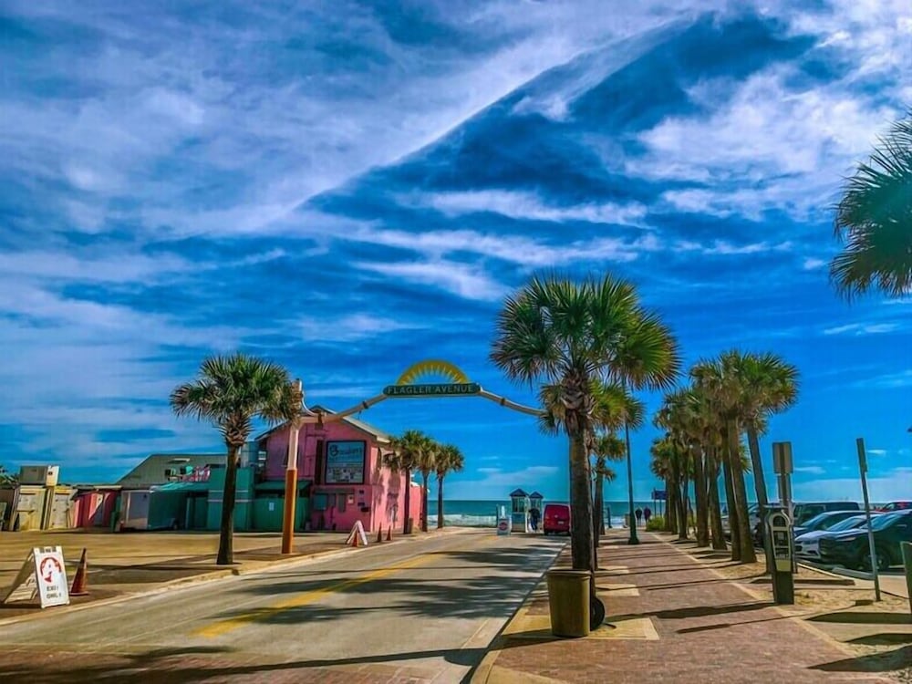 Sunny 3BR Condo Steps to Beach Pool NSB FL, 사진 17