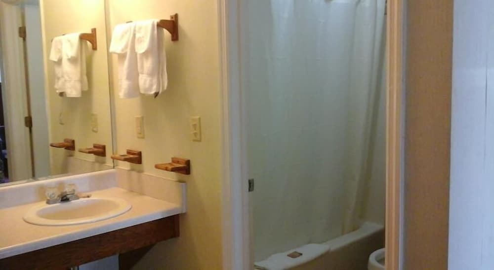 Standard Suite, 2 Double Beds, Non Smoking photo 3