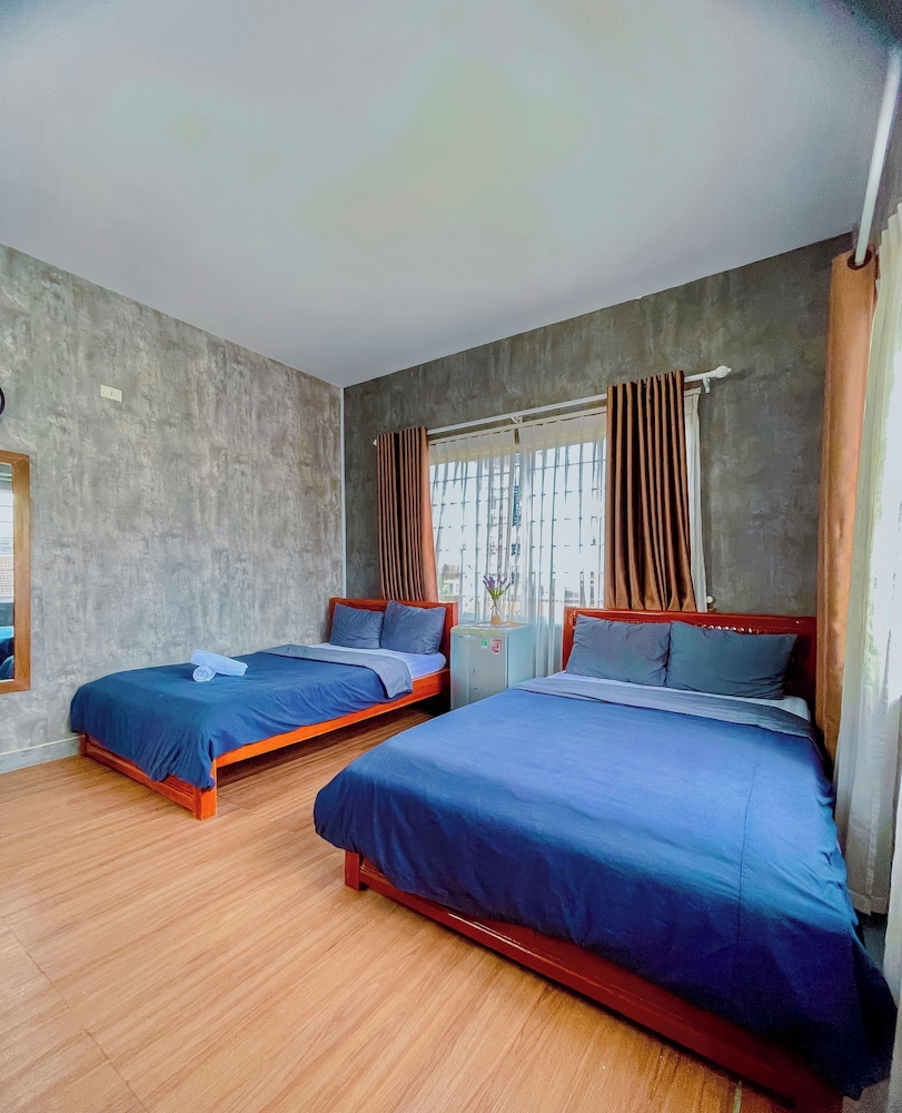 Family Quadruple Room, 2 Queen Beds, City View photo 3