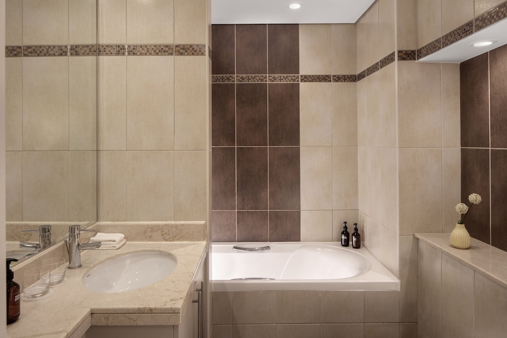 Suite, 2 Bedrooms, Kitchen, City View photo 3