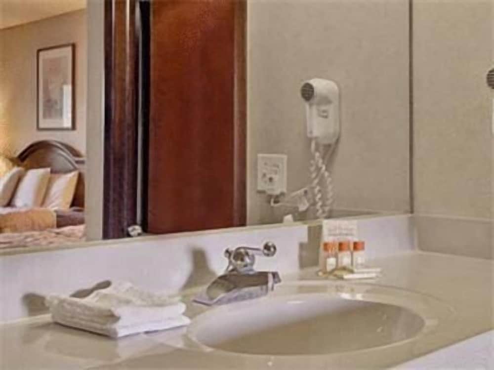 Deluxe Room, 1 King Bed, Jetted Tub photo 2