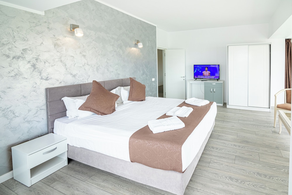 Senior Suite, Balcony, Partial Sea View photo 3