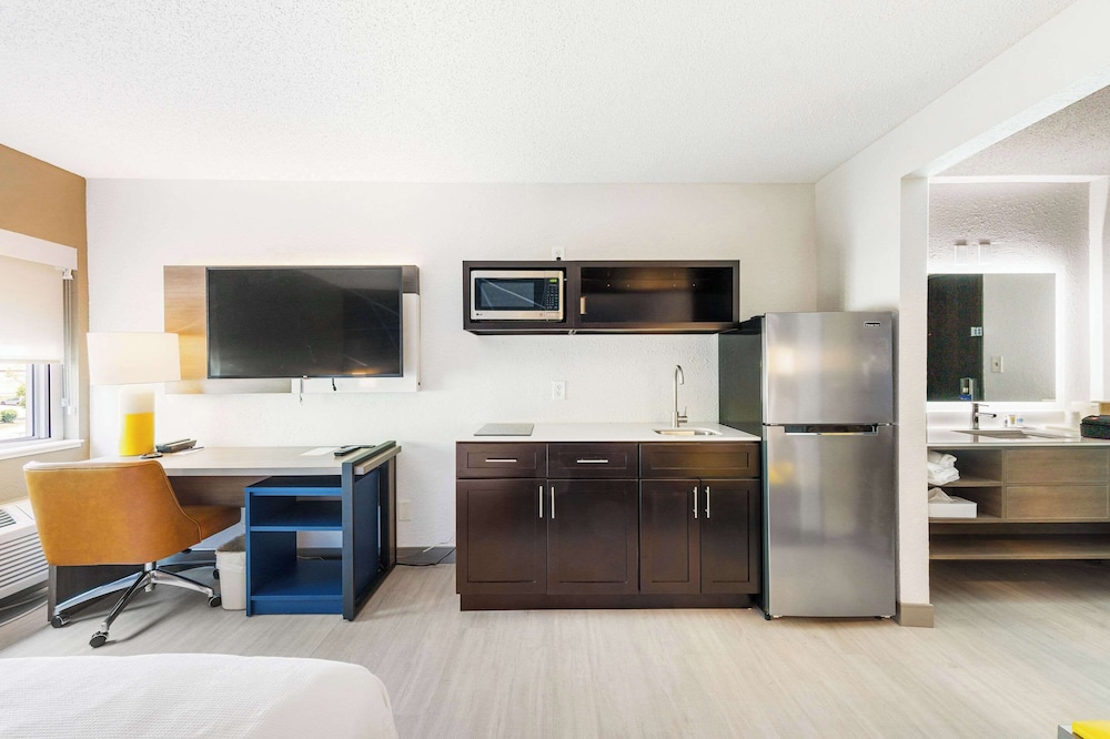 Suite, 1 Queen Bed with Sofa bed, Non Smoking (Efficiency, Upgrade) - Photo 9