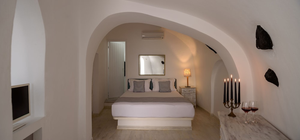 Cave 2 Bedroom Apartment with Hot Tub (Caldera View)