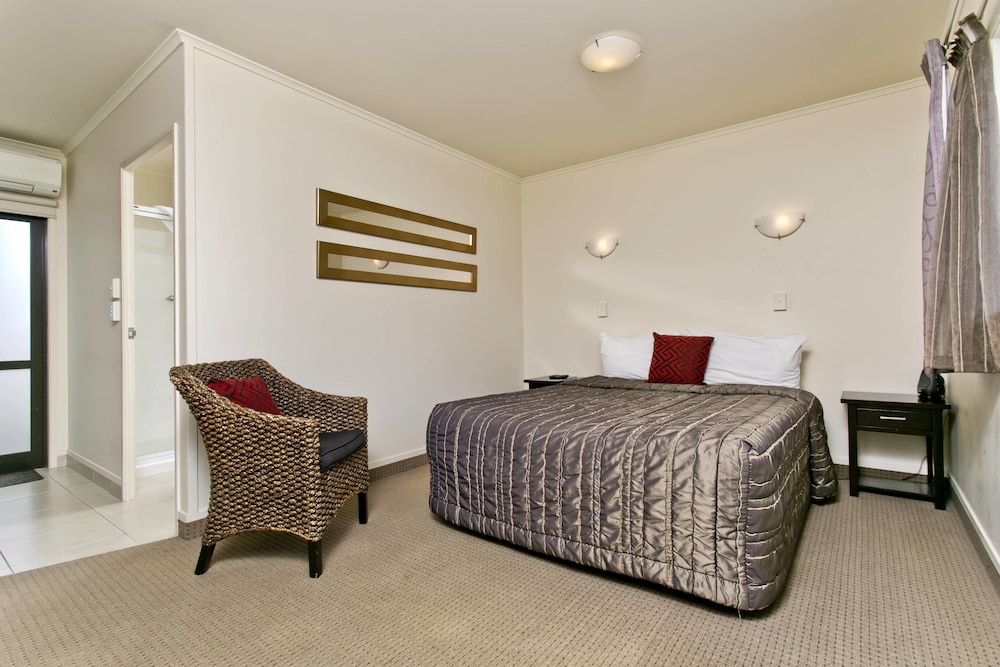 Comfort Suite, 1 King Bed with Sofa bed, Jetted Tub, Courtyard Area photo 2