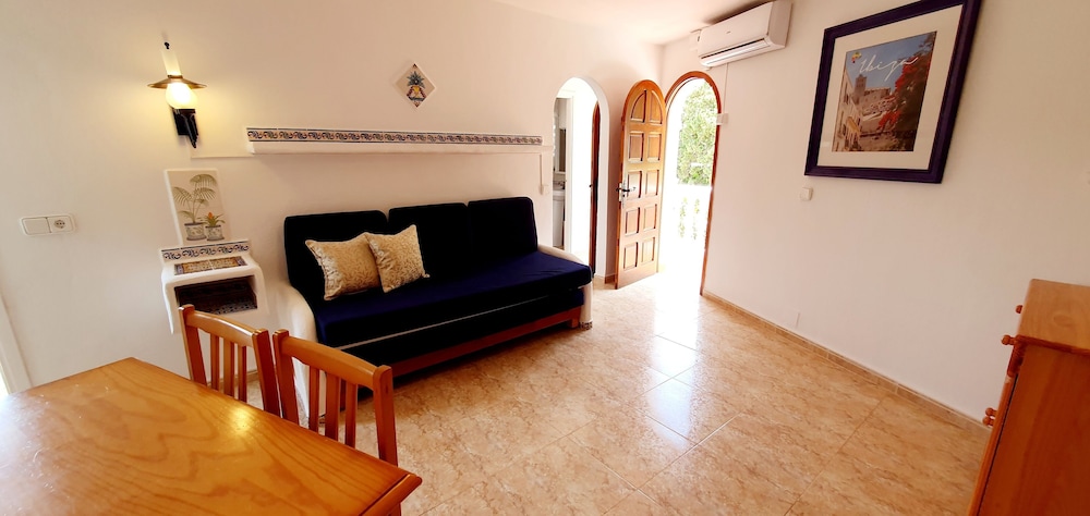 Classic Apartment, 1 Bedroom, Kitchen, Poolside photo 2