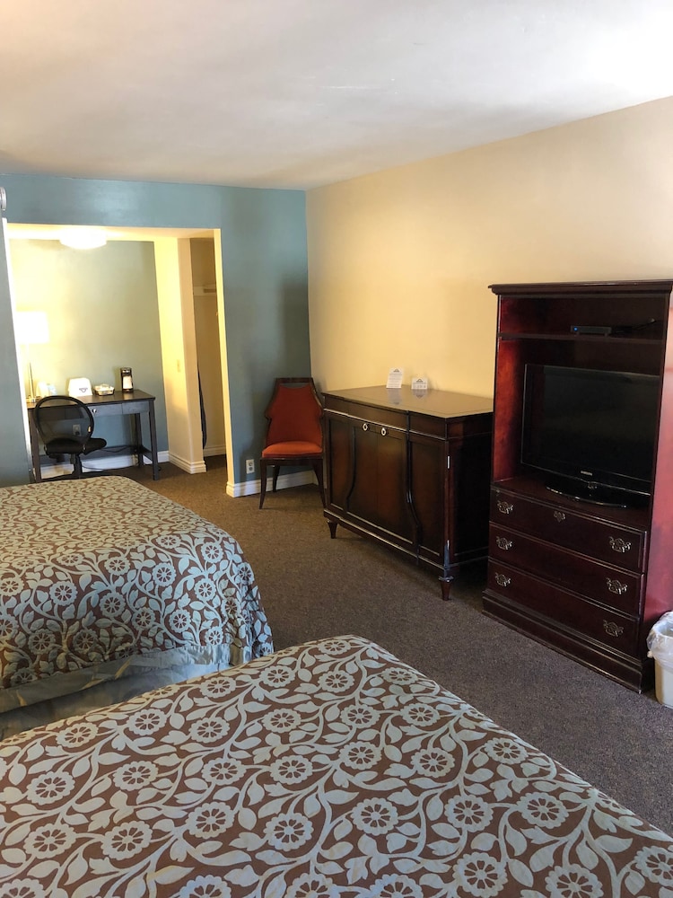 Standard Room, 2 Queen Beds - Photo 3