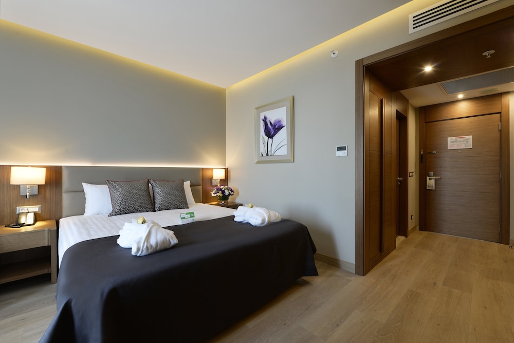 Standard Room, 1 Queen Bed, Smoking, City View