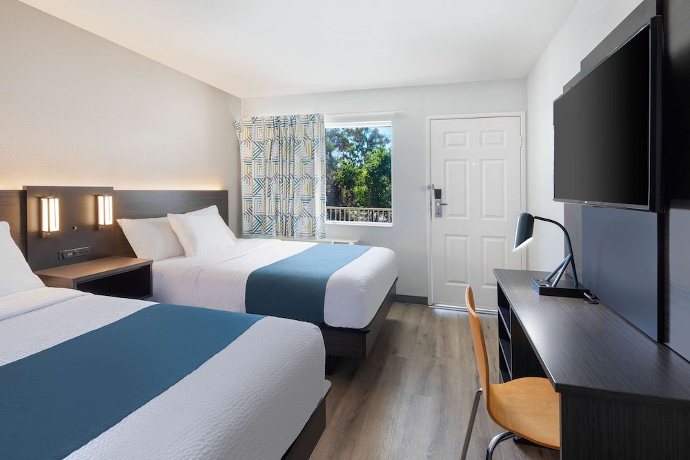 Deluxe Room, 2 Double Beds, Non Smoking, Refrigerator & Microwave photo 2