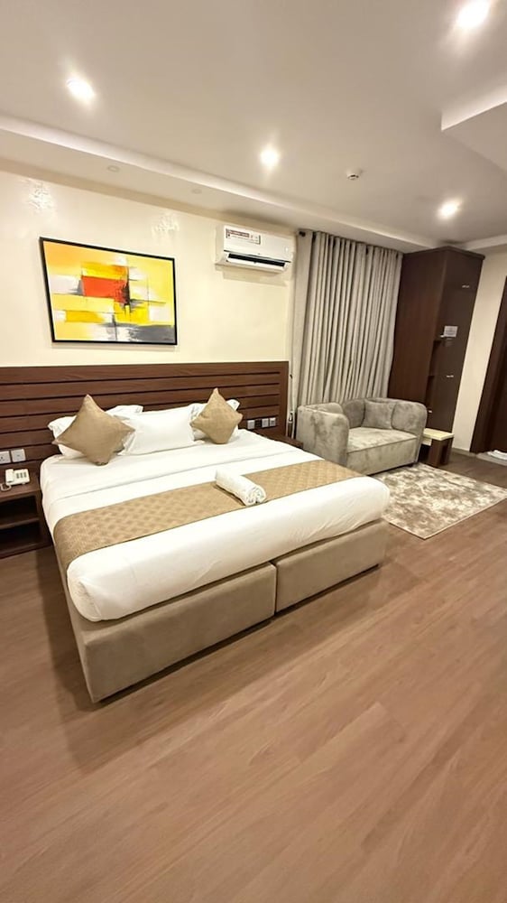 Deluxe Studio