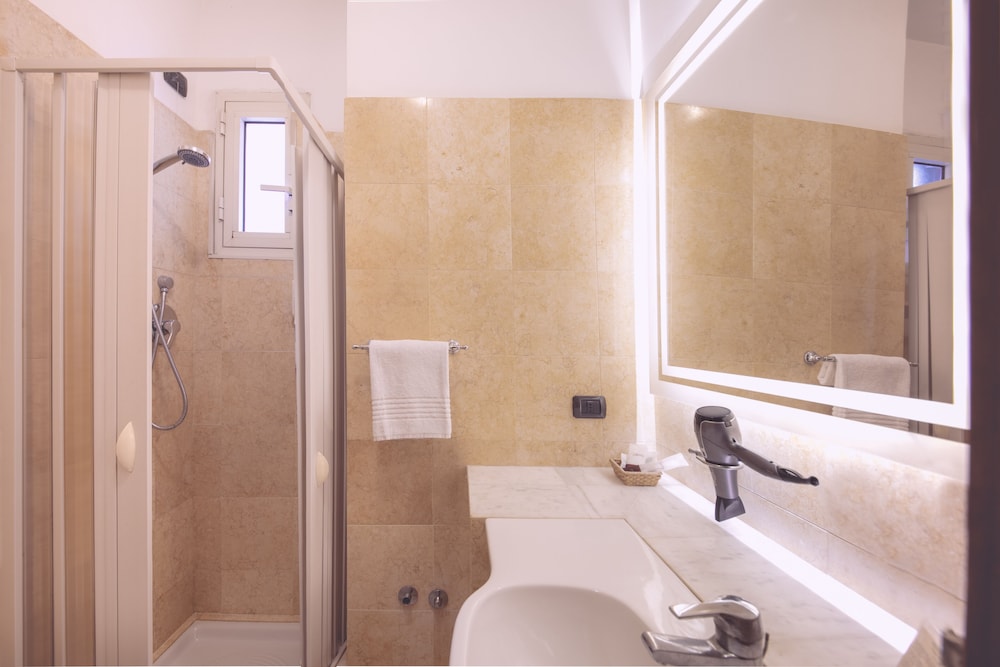 Deluxe Double or Twin Room (con terrazza) thumbnail 6