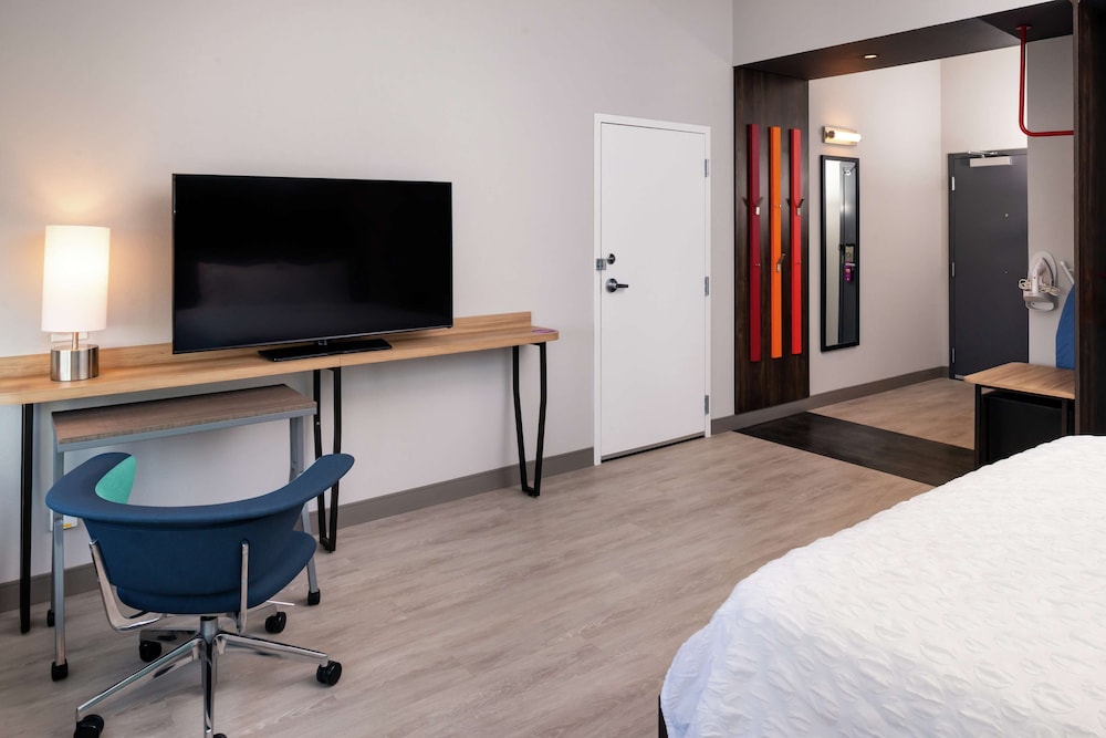 Room, 1 King Bed, Accessible (Roll-in Shower, Hearing) - Photo 1