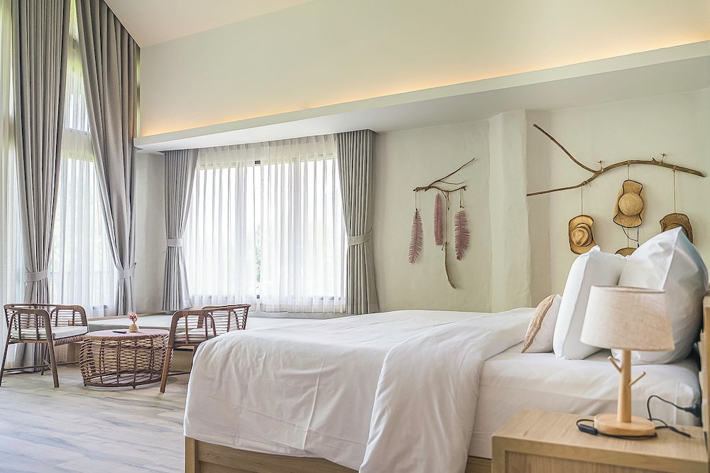 Premier Room, 1 King Bed - Photo 15