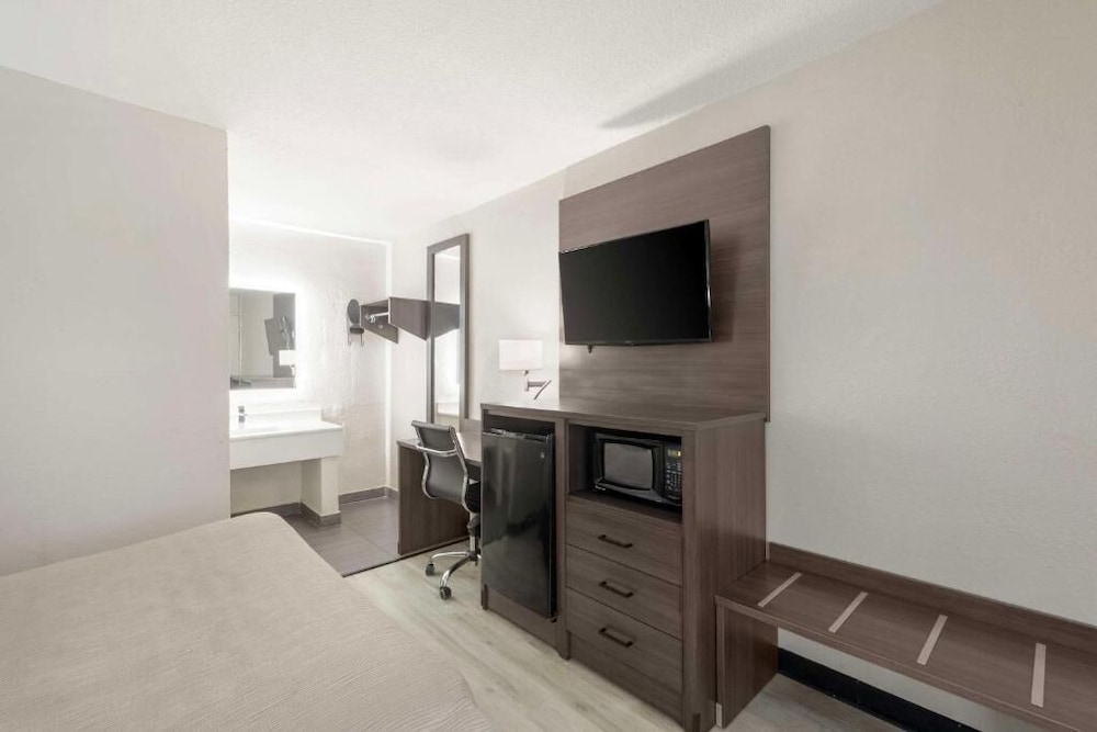 Standard Room, 2 Queen Beds, Roll-in Shower, Non Smoking photo 2