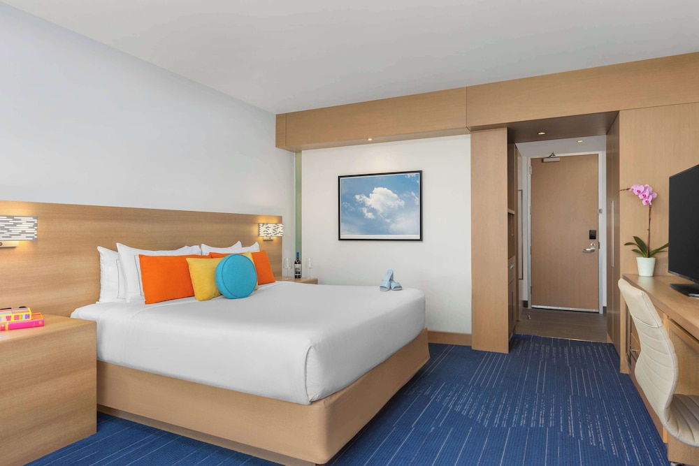 Room, 1 King Bed, Accessible, Mountain View (Hearing)