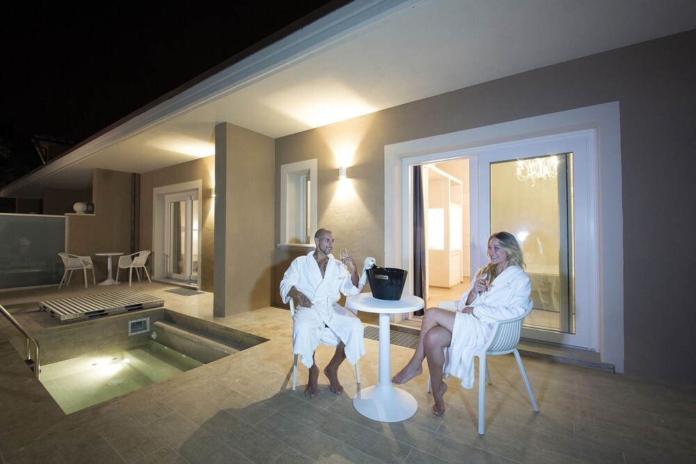 Exclusive Room, Private Pool, Park View photo 1