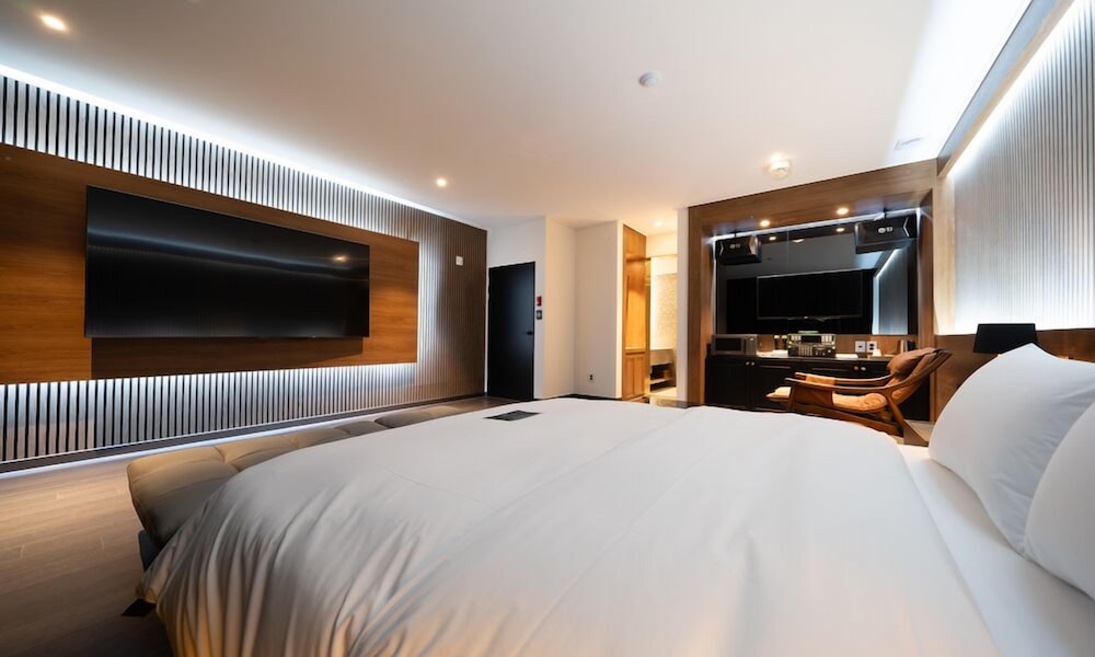 Suite Room - Photo 7