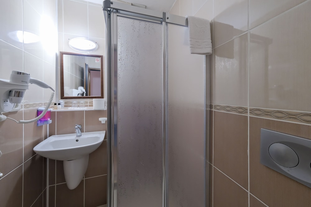 Standard Double Room - Photo 12