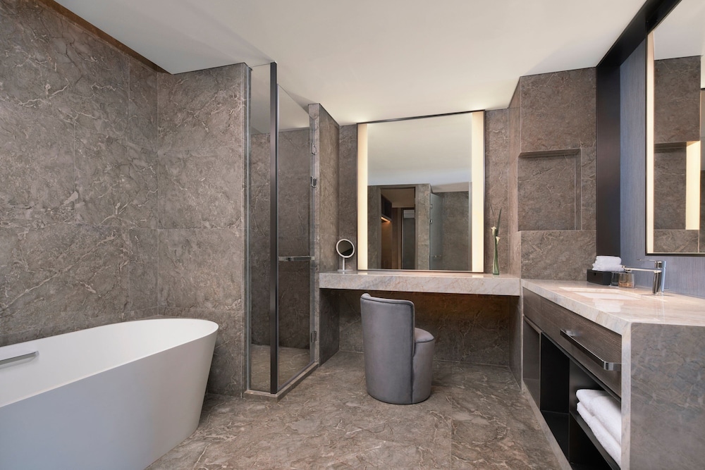 Club Suite, 1 Bedroom, River View - Photo 9