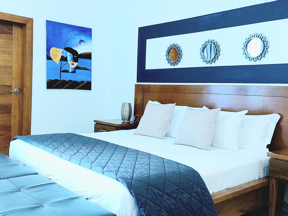 Superior Double Room, 1 King Bed, Pool View photo 2