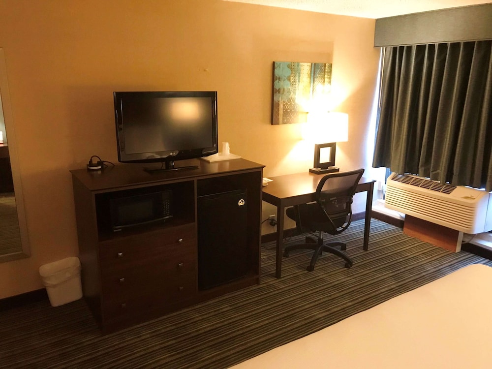 Standard Room, 1 King Bed, Non Smoking - Photo 5