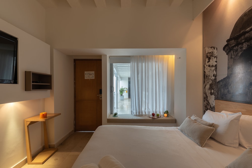 Standard Room, 1 Queen Bed photo 2