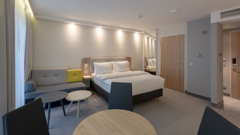 Suite, 1 Queen Bed, Balcony - Photo 5