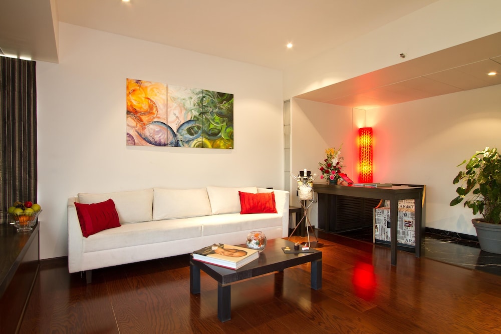 Luxury Suite - Photo 5