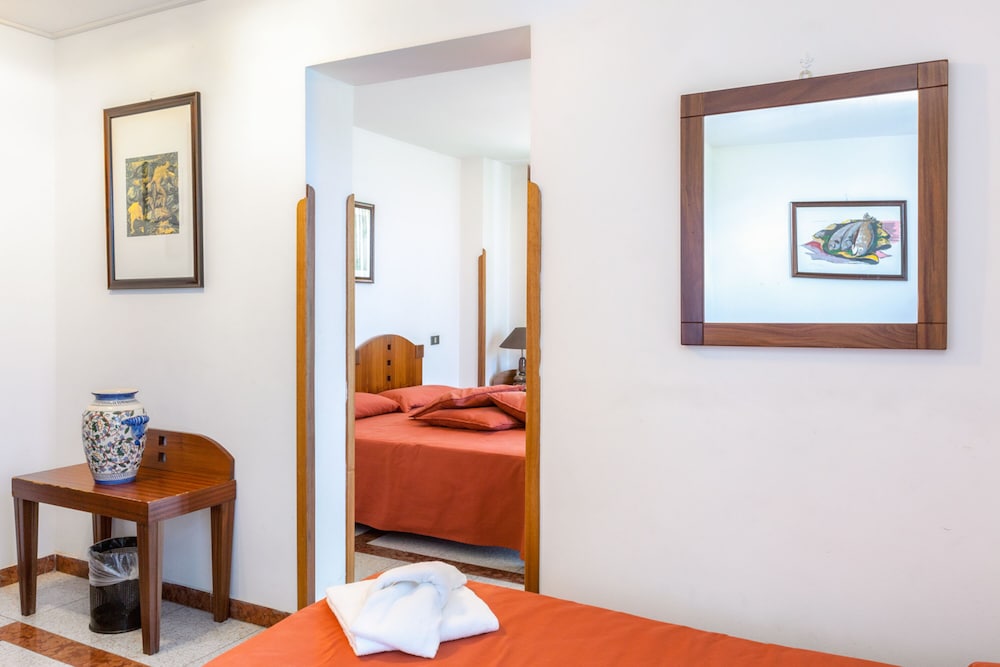 Economy Quadruple Room (Street View) photo 2