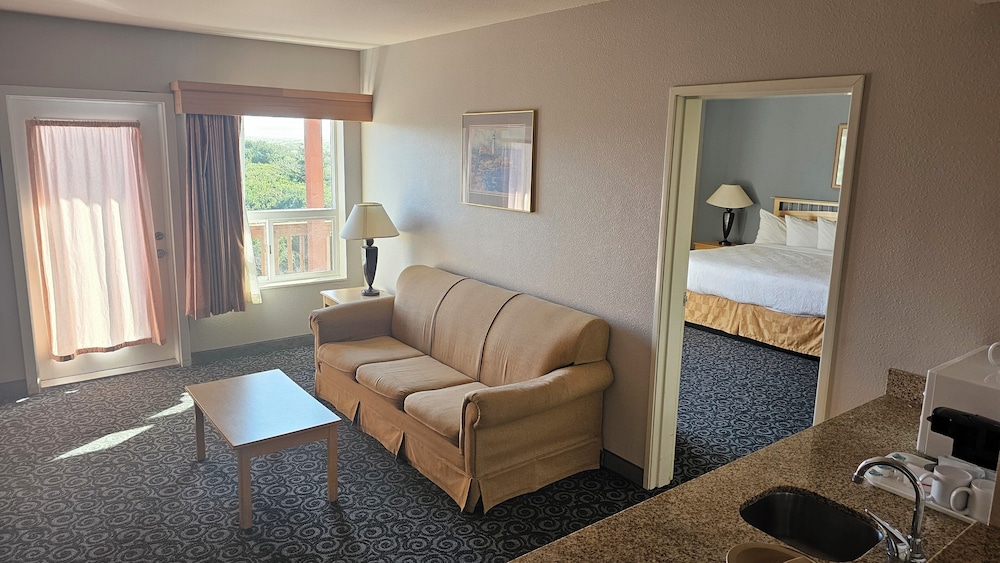 Family Suite, 2 King Beds, Partial Ocean View (Non-Pet Room) photo 1