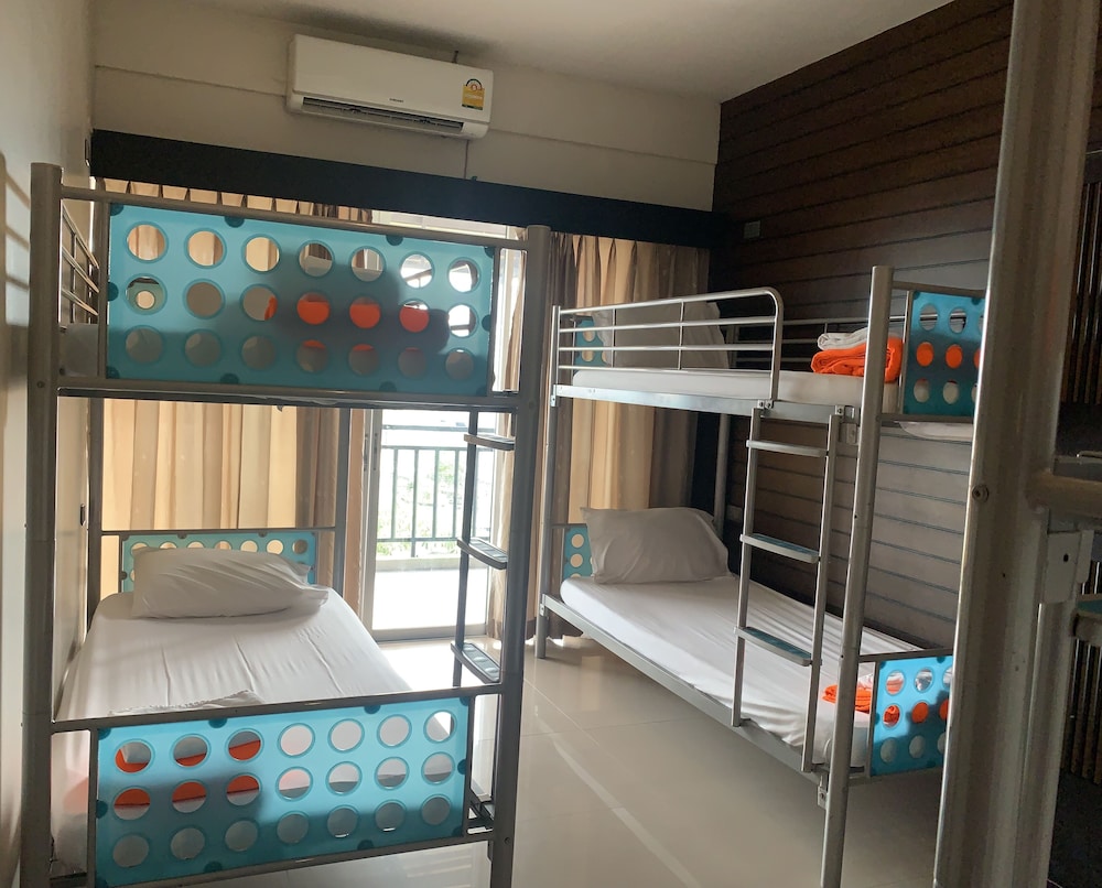 6 Beds Mixed Dormitory, Shared Bathroom photo 1