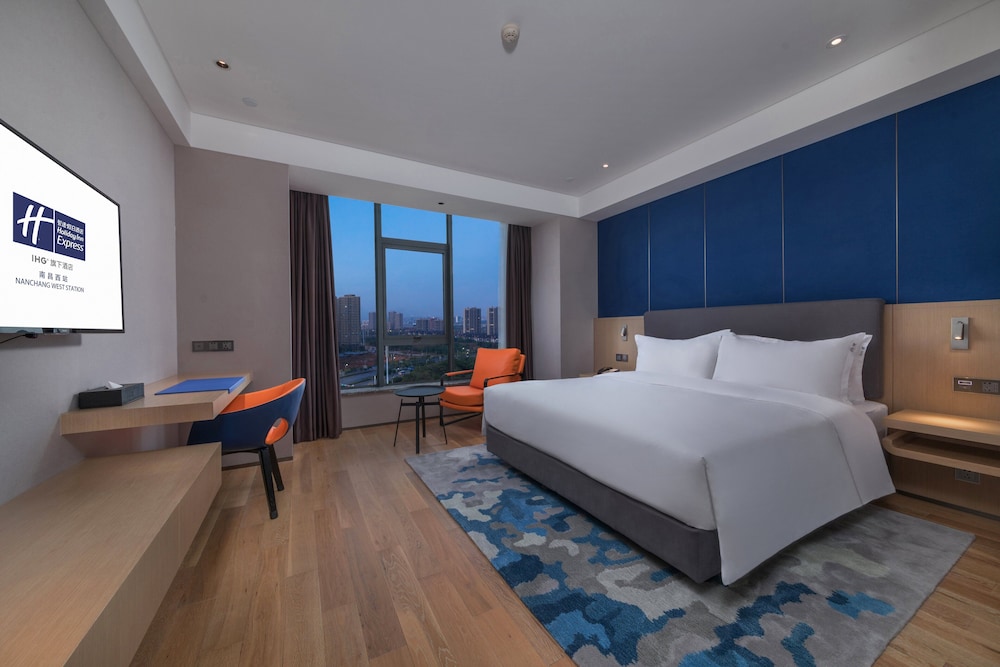 Standard Room, 1 King Bed (High Floor Minifridge) photo 2
