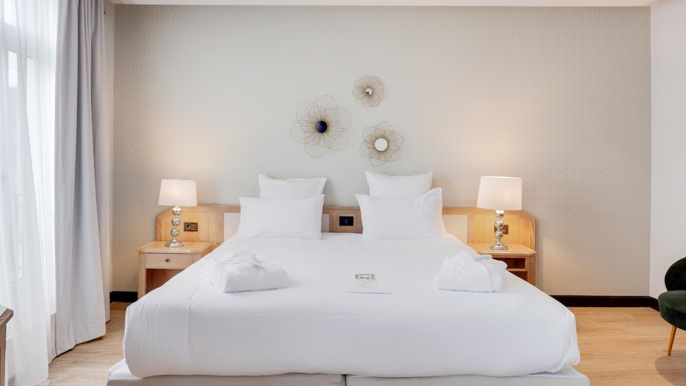 Junior Suite, 1 King Bed, Non Smoking (with Sofabed) - Photo 1