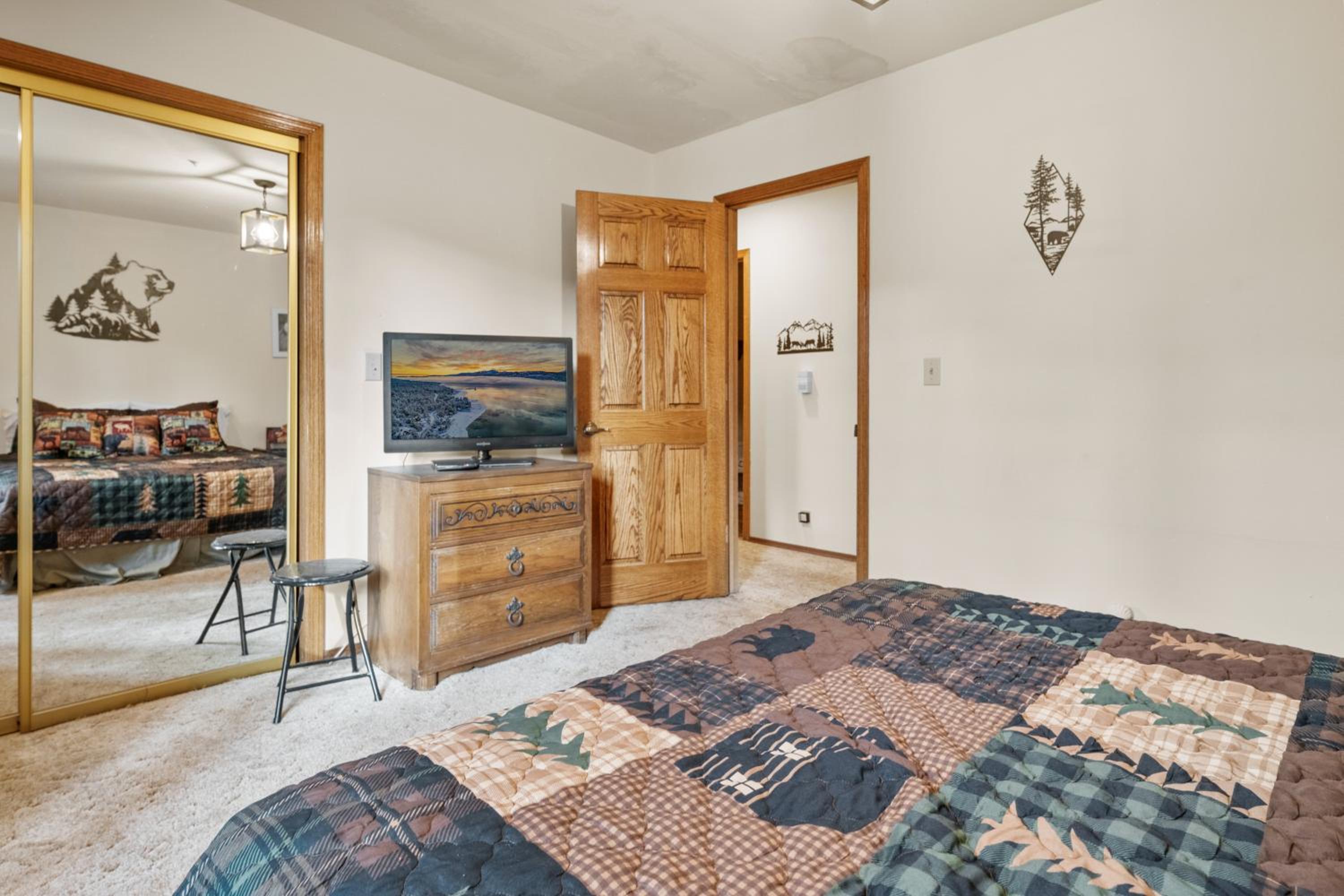 Six-Bedroom House photo 3