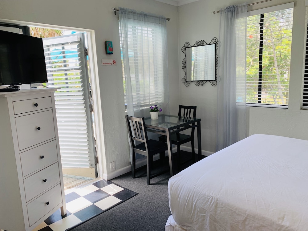 Standard Studio, 1 Queen Bed, Pool View