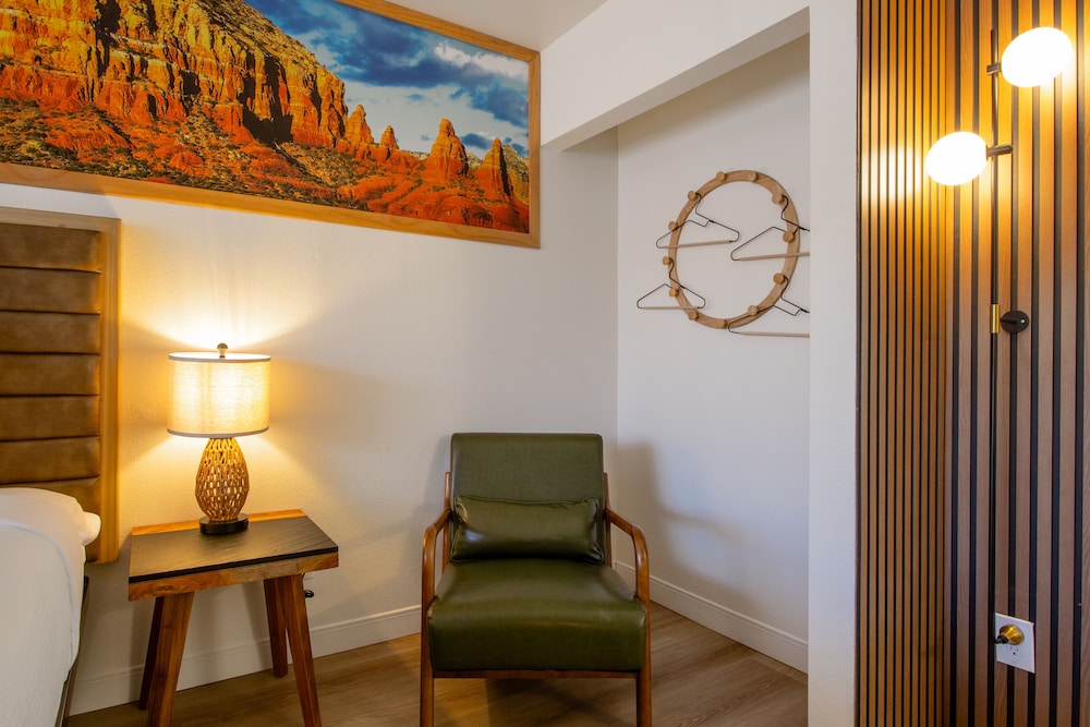 Deluxe Room, 1 King Bed, Patio, Mountain View - Photo 6