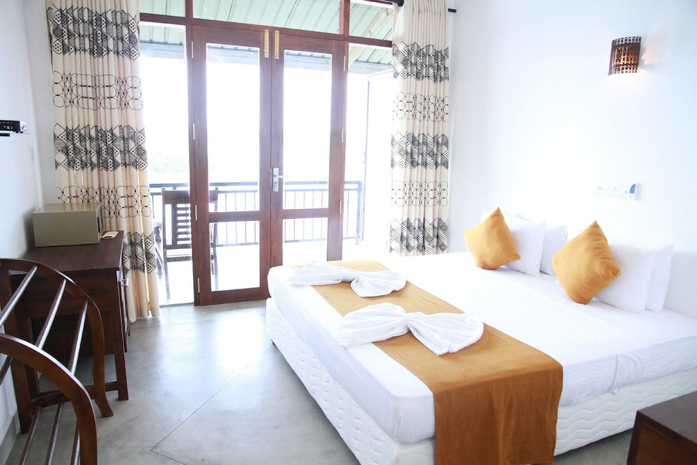 Deluxe Double Room, 1 King Bed, Lagoon View, Poolside