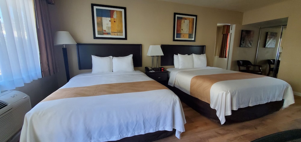 Suite, 2 Queen Beds, 1 Double Bed, Non Smoking - Photo 7