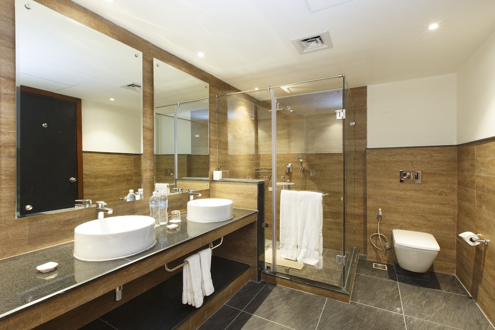 Executive Room with Balcony - Photo 11