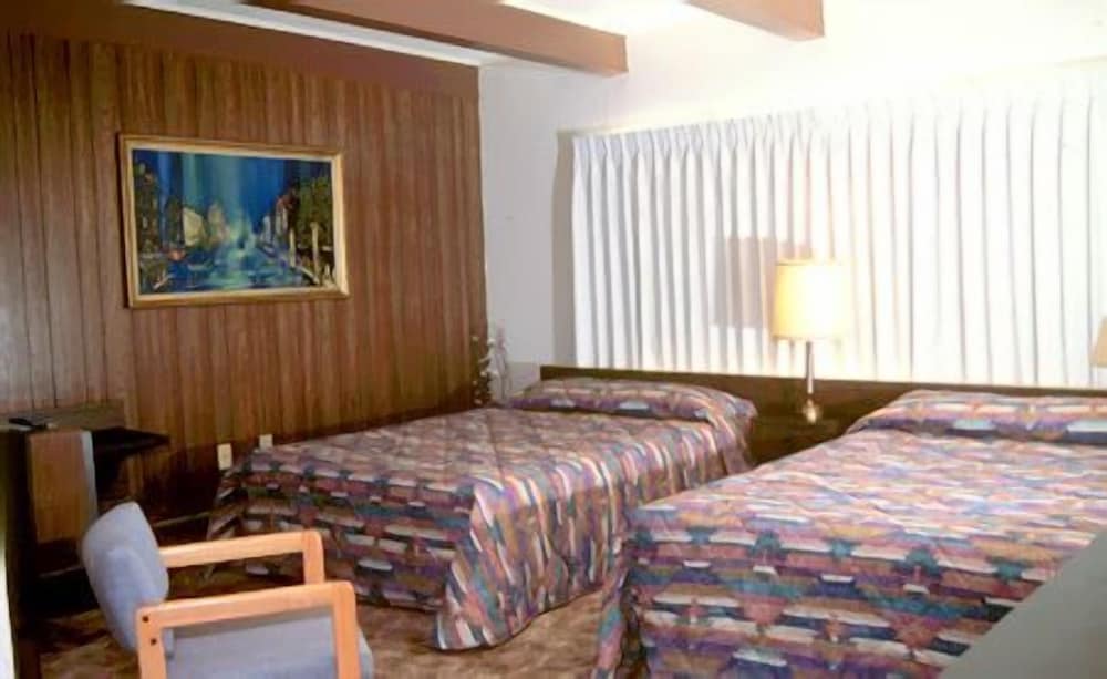 Deluxe room with two queen beds photo 1