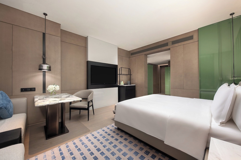 Standard Room, 1 King Bed, Club Lounge Access photo 2