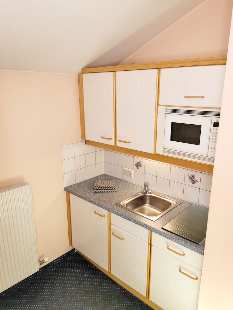 Comfort Studio, 1 Queen Bed, Kitchenette, Mountain View photo 2